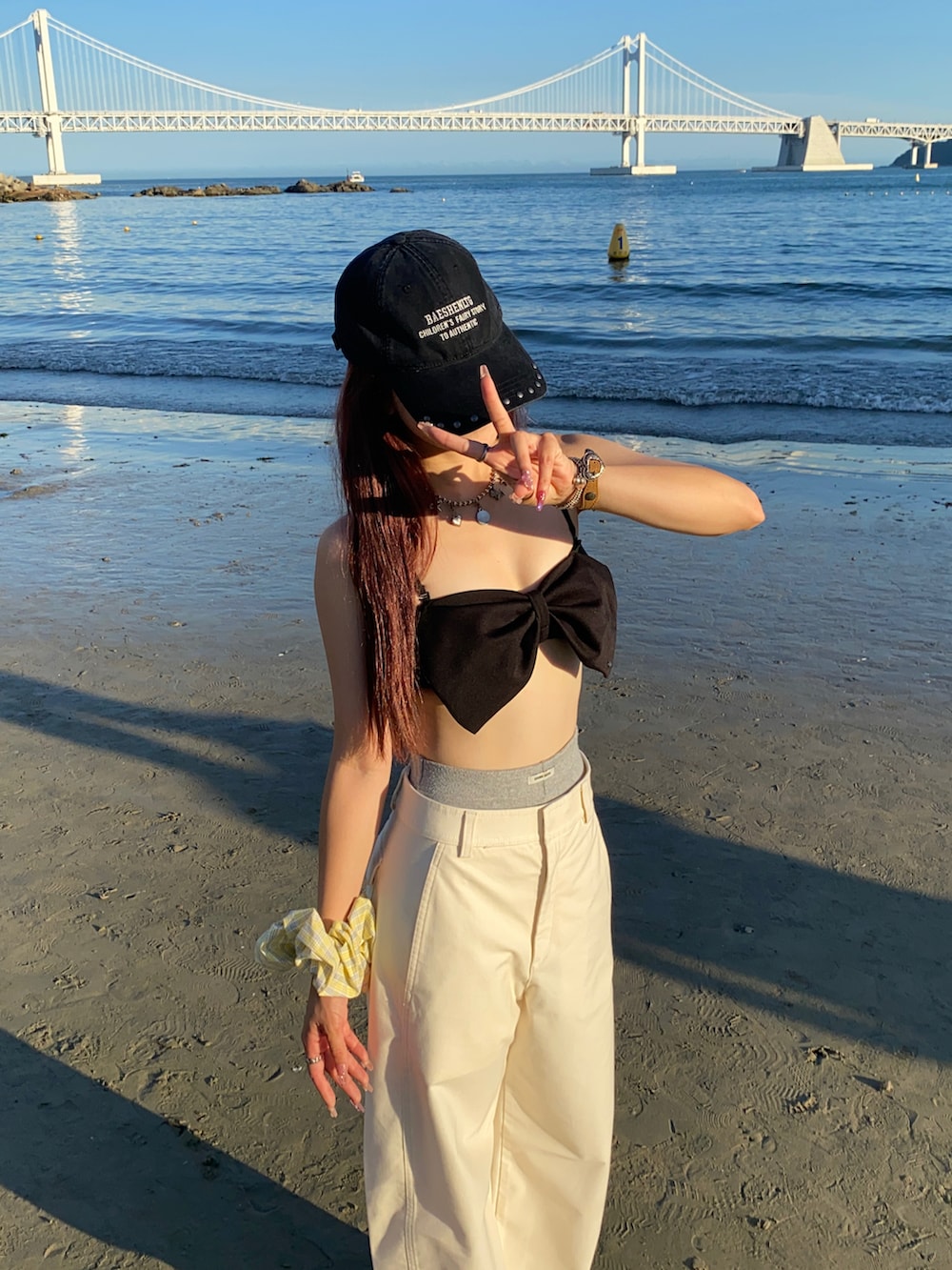 ホワイト系のスニーカー、グレー系のその他パンツ、ホワイト系のパンツを着用したレディースの夏コーディネートの2枚目の写真