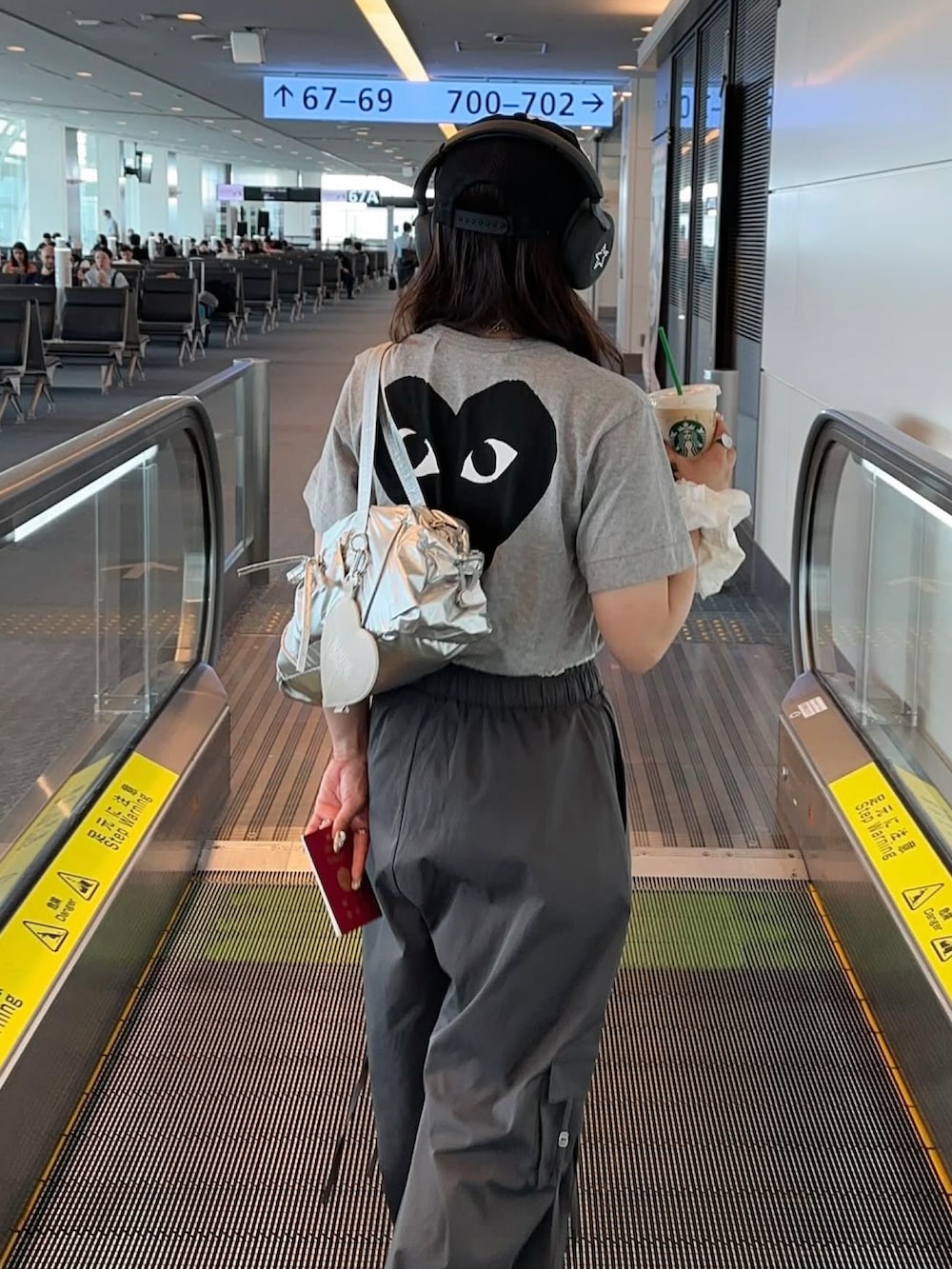 グレー系のカーゴパンツ、シルバー系のバッグ、ホワイト系のサンダルを着用したレディースの夏コーディネートの3枚目の写真