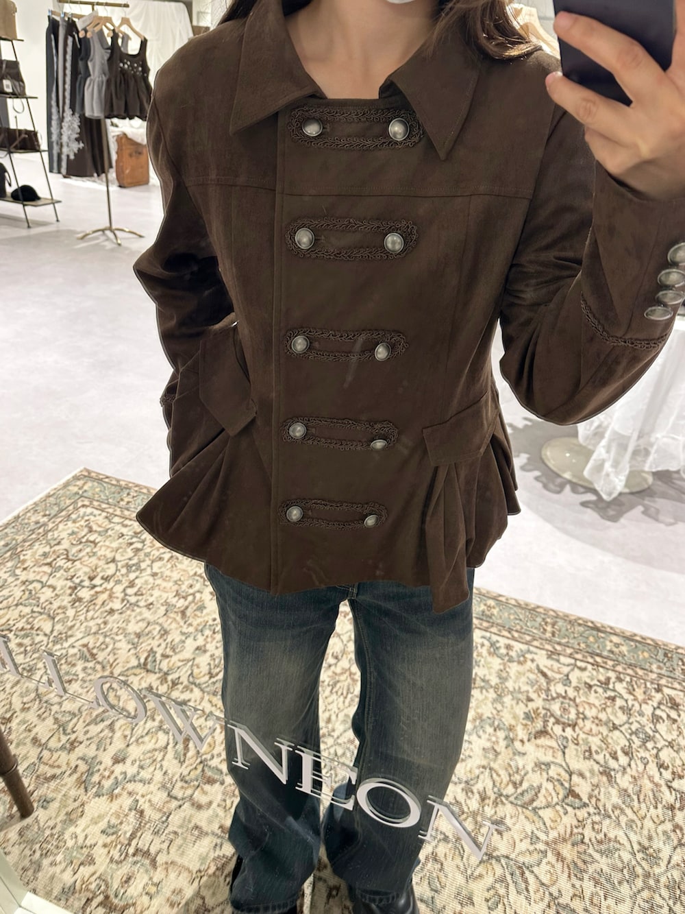 ブラウン系のその他アウター、ブルー系のデニムパンツ、ブラウン系のキャスケットを着用したレディースの秋コーディネートの2枚目の写真