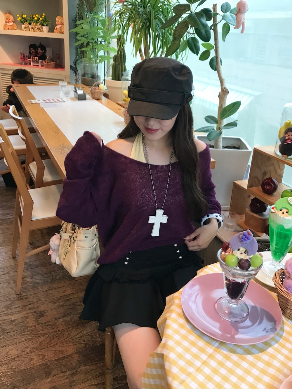 ブラック系のブーツ、イエロー系のバッグ、グリーン系のTシャツ/カットソーを着用したレディースの秋コーディネートの2枚目の写真