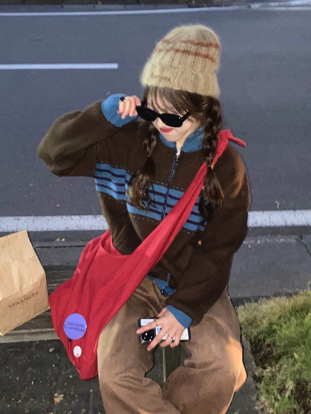 ブラウン系のデニムパンツ、レッド系のショルダーバッグ、ブラウン系のシューズを着用したレディースの秋コーディネートの2枚目の写真