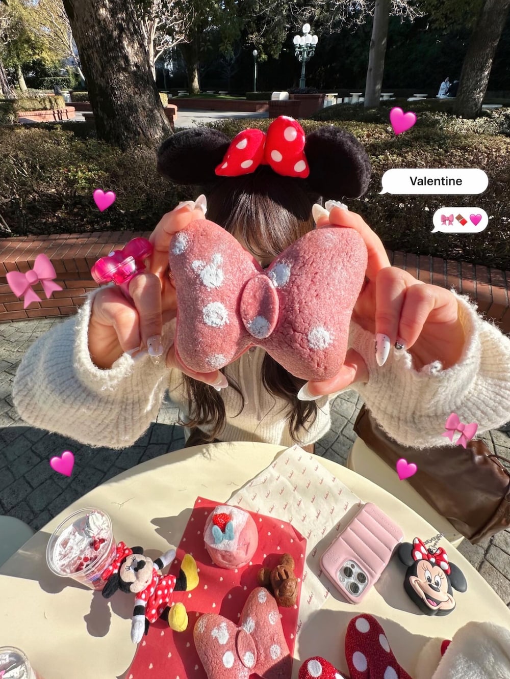 ブラウン系のブーツ、ホワイト系のニット/セーターを着用したレディースの冬コーディネートの4枚目の写真