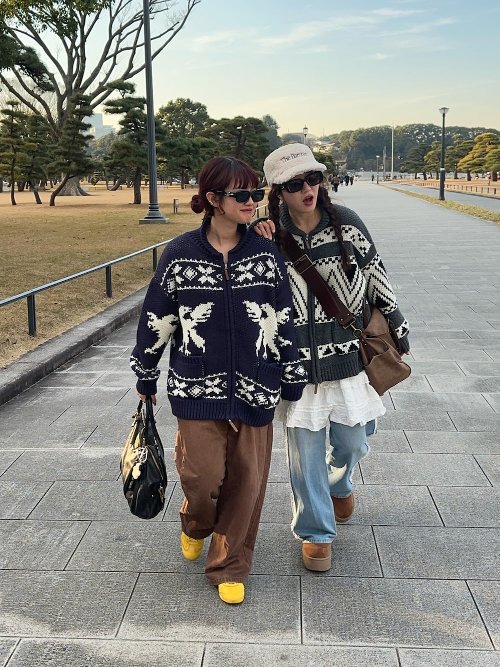 グレー系のカーディガン/ボレロ、ブラウン系のボストンバッグを着用したレディースの冬コーディネートの3枚目の写真