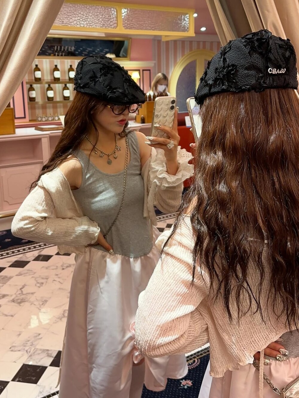 ピンク系のワンピース、シルバー系のサンダルを着用したレディースの夏コーディネートの3枚目の写真