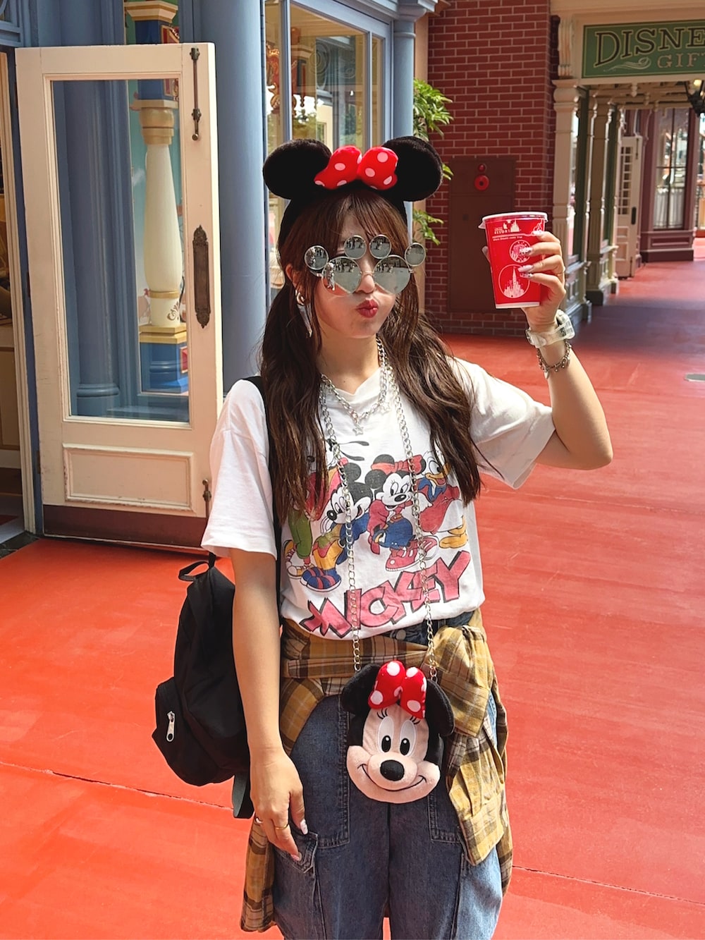 ブラック系のバックパック/リュック、レッド系のスニーカーを着用したレディースの秋コーディネートの4枚目の写真