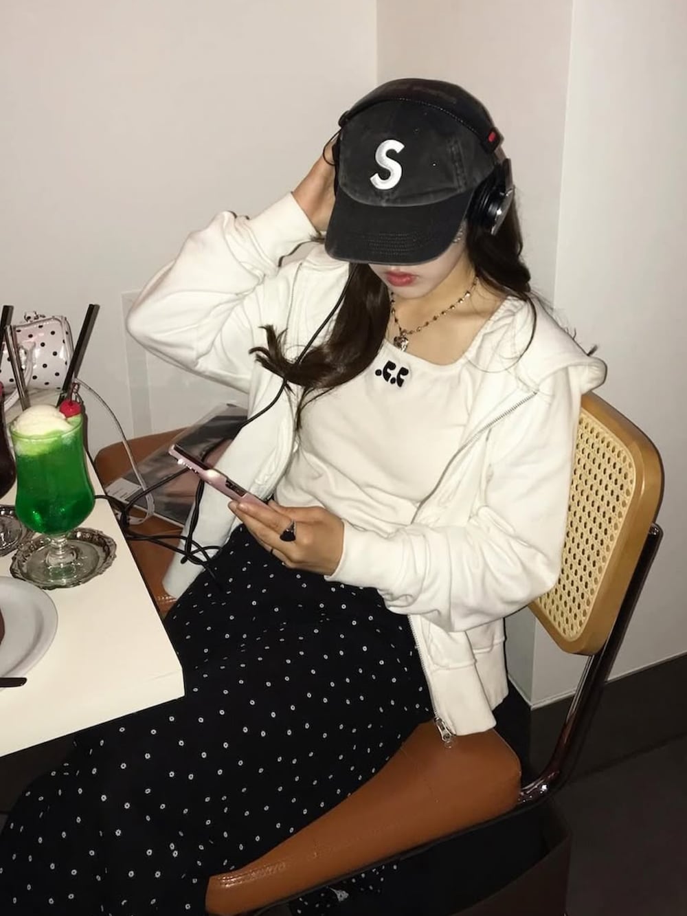 ホワイト系のスニーカー、ホワイト系のTシャツ/カットソー、ブラック系のデニムパンツを着用したレディースの春コーディネートの2枚目の写真