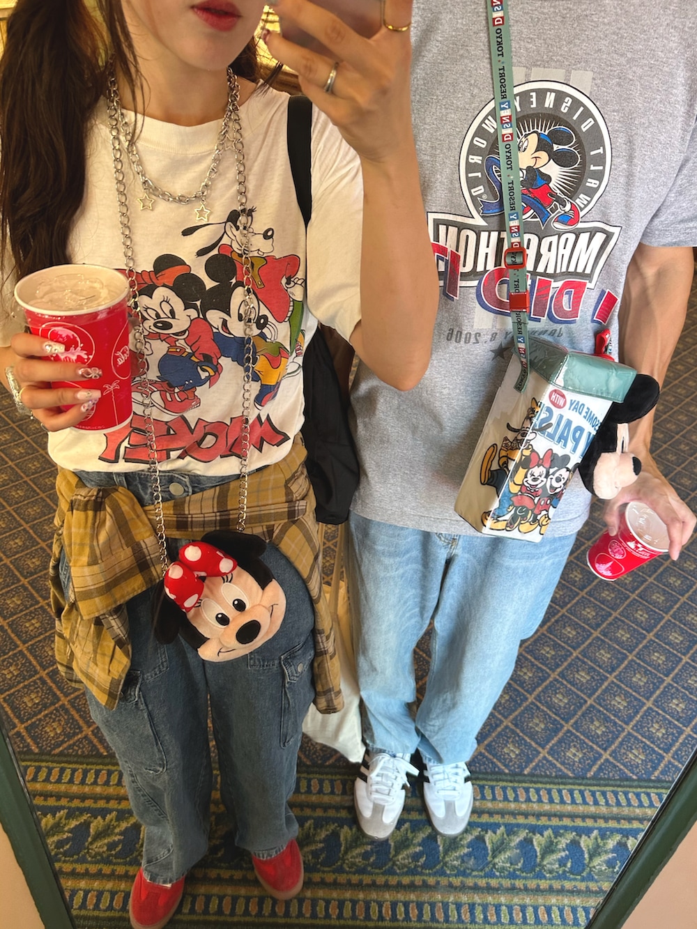 ブラック系のバックパック/リュック、レッド系のスニーカーを着用したレディースの秋コーディネートの5枚目の写真