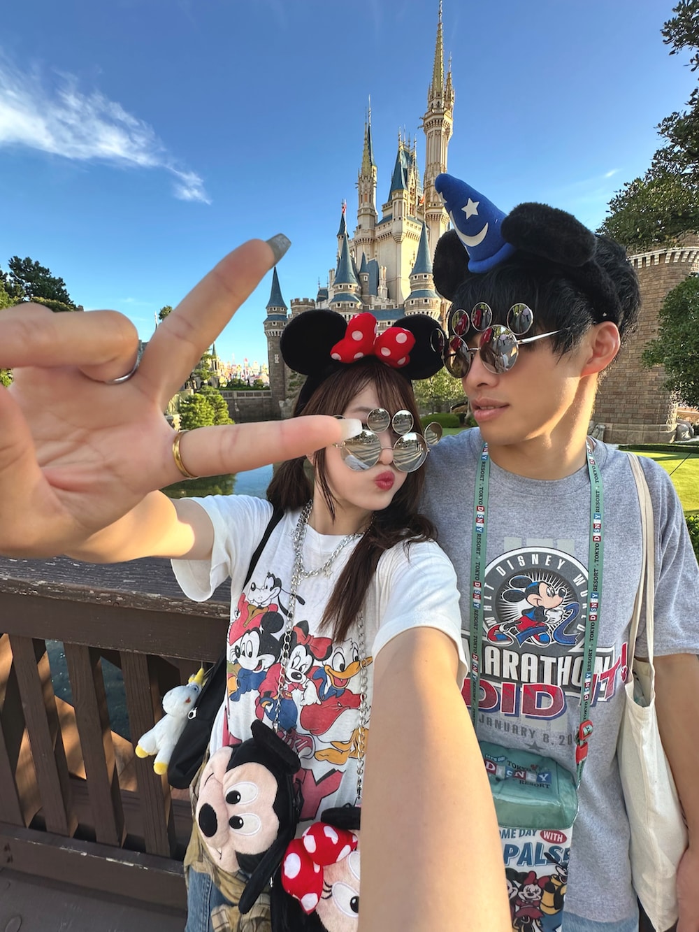 ブラック系のバックパック/リュック、レッド系のスニーカーを着用したレディースの秋コーディネートの2枚目の写真