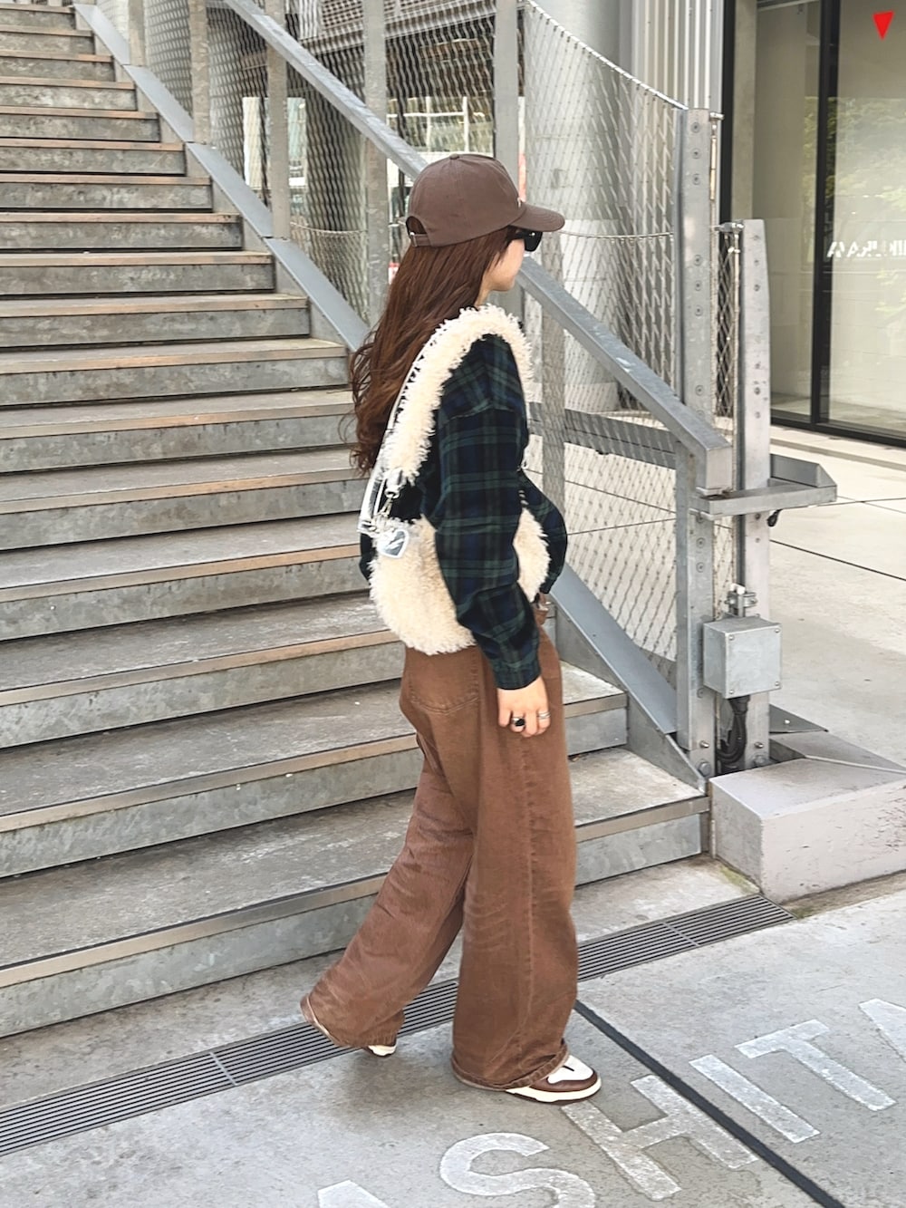 ブルー系のその他トップス、ブラウン系のデニムパンツ、ホワイト系のショルダーバッグを着用したレディースの秋コーディネートの3枚目の写真