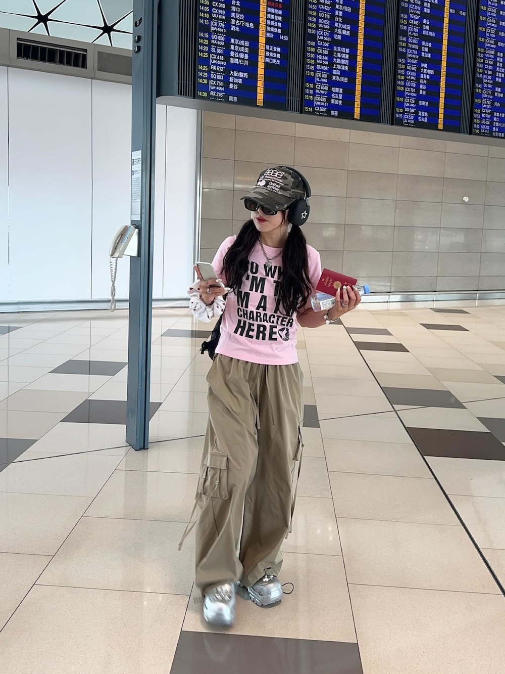 ベージュ系のカーゴパンツ、グレー系のバックパック/リュック、ピンク系のTシャツ/カットソーを着用したレディースの夏コーディネートの4枚目の写真
