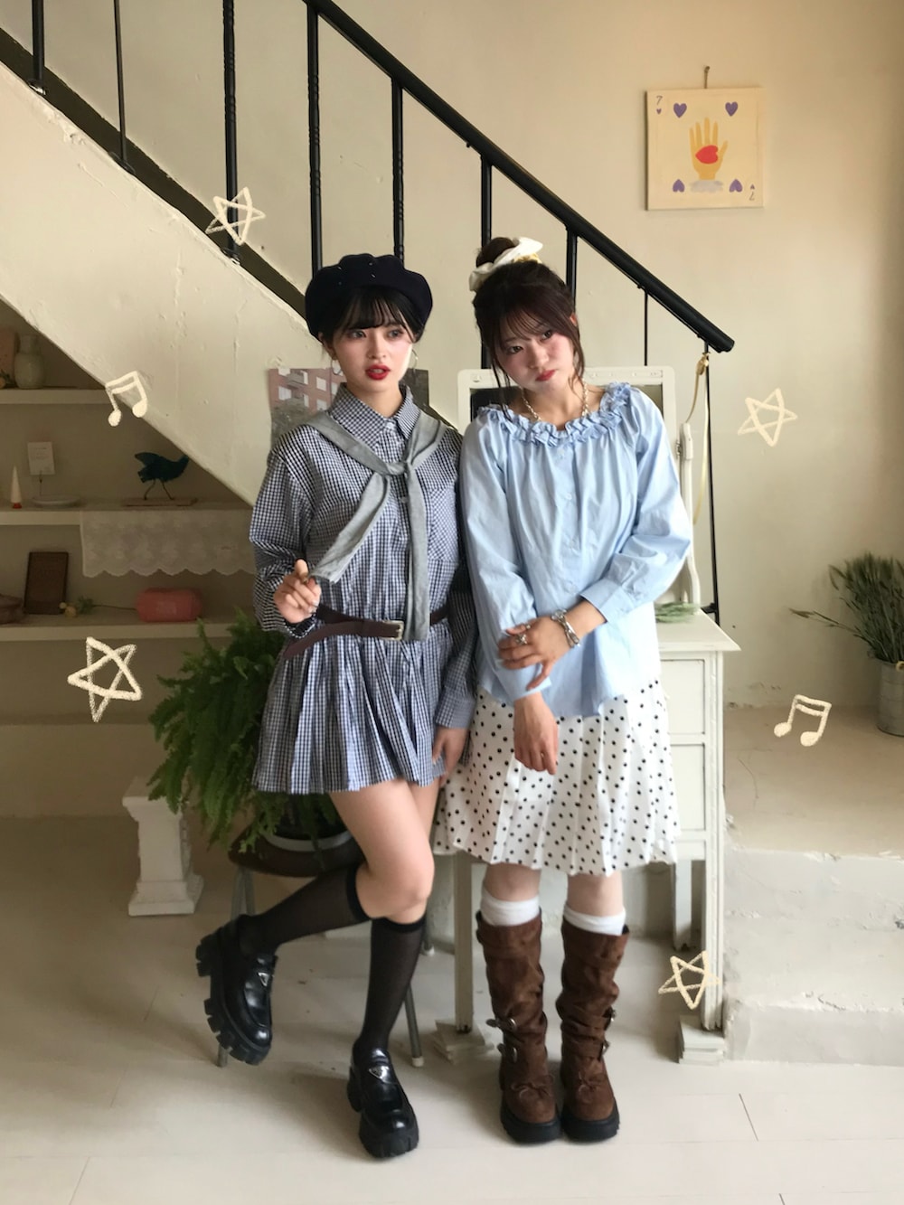 ブラウン系のブーツ、ブルー系のシャツ/ブラウス、ホワイト系のスカートを着用したレディースの春コーディネートの3枚目の写真