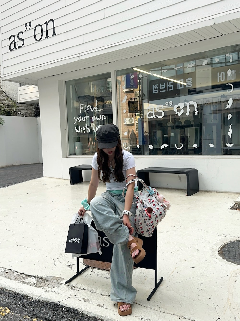 その他のデニムパンツ、その他のTシャツ/カットソーを着用したレディースの夏コーディネートの4枚目の写真