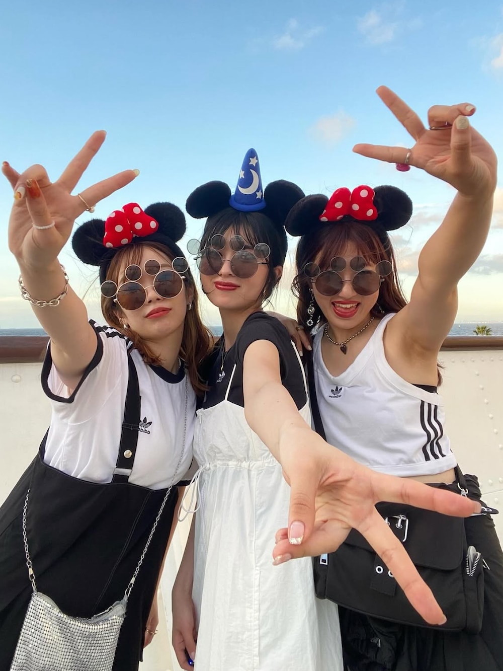 ホワイト系のタンクトップ、ブラック系のスニーカーを着用したレディースの夏コーディネートの3枚目の写真