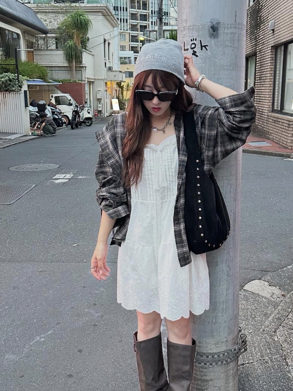 ブラック系のブーツ、ホワイト系のワンピース/ドレス、ブラック系のバッグを着用したレディースの秋コーディネートの3枚目の写真