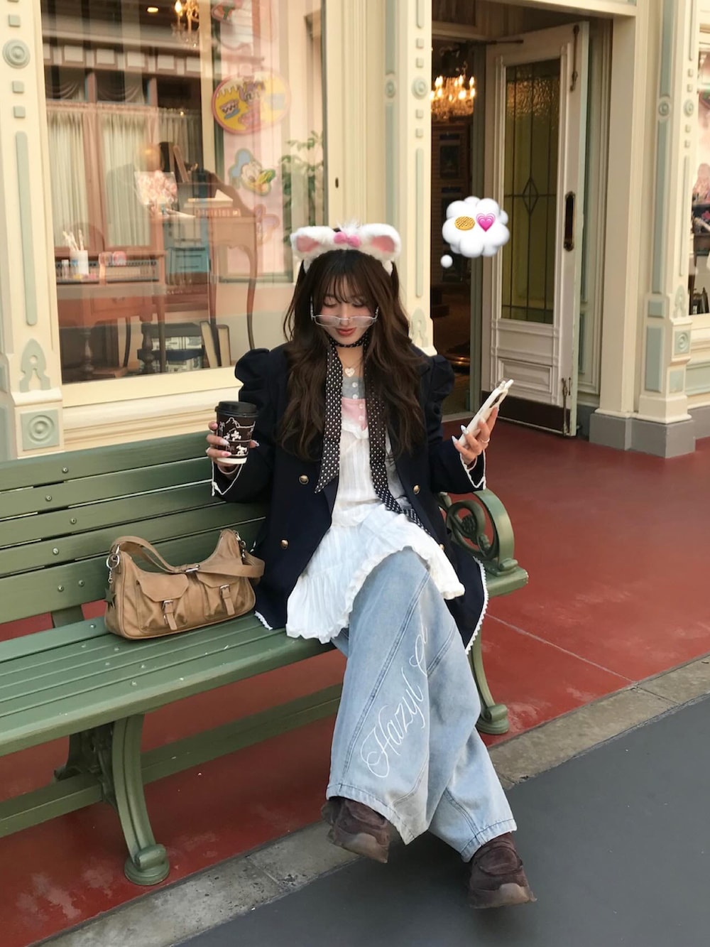 ブルー系のテーラードジャケット、ブルー系のデニムパンツ、イエロー系のハンドバッグを着用したレディースの春コーディネートの5枚目の写真