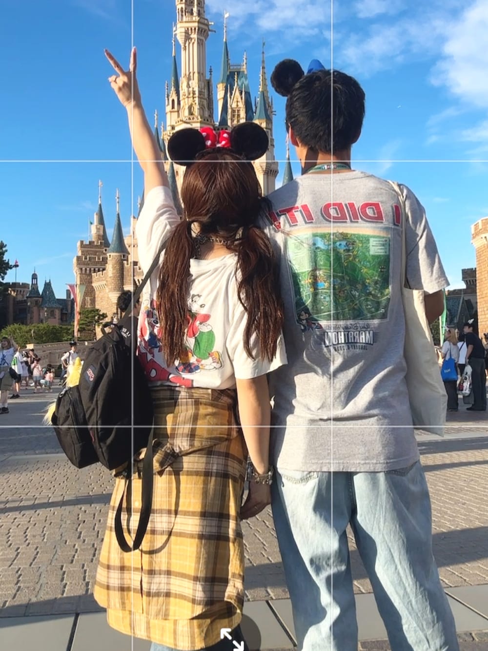 ブラック系のバックパック/リュック、レッド系のスニーカーを着用したレディースの秋コーディネートの3枚目の写真