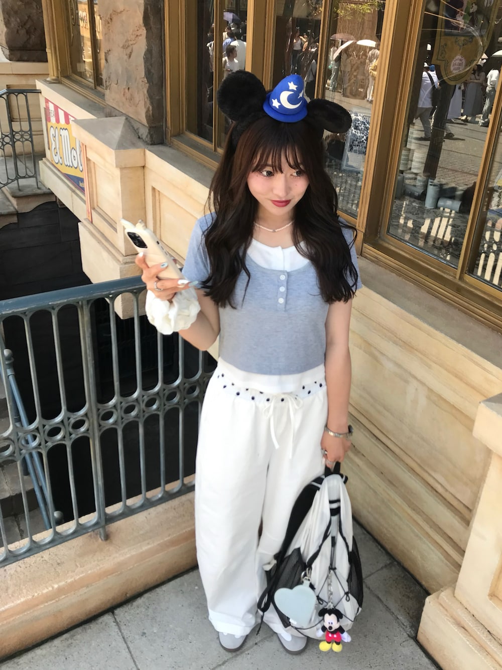 ホワイト系のスニーカー、グレー系のTシャツ/カットソー、ホワイト系のパンツを着用したレディースの春コーディネートの2枚目の写真