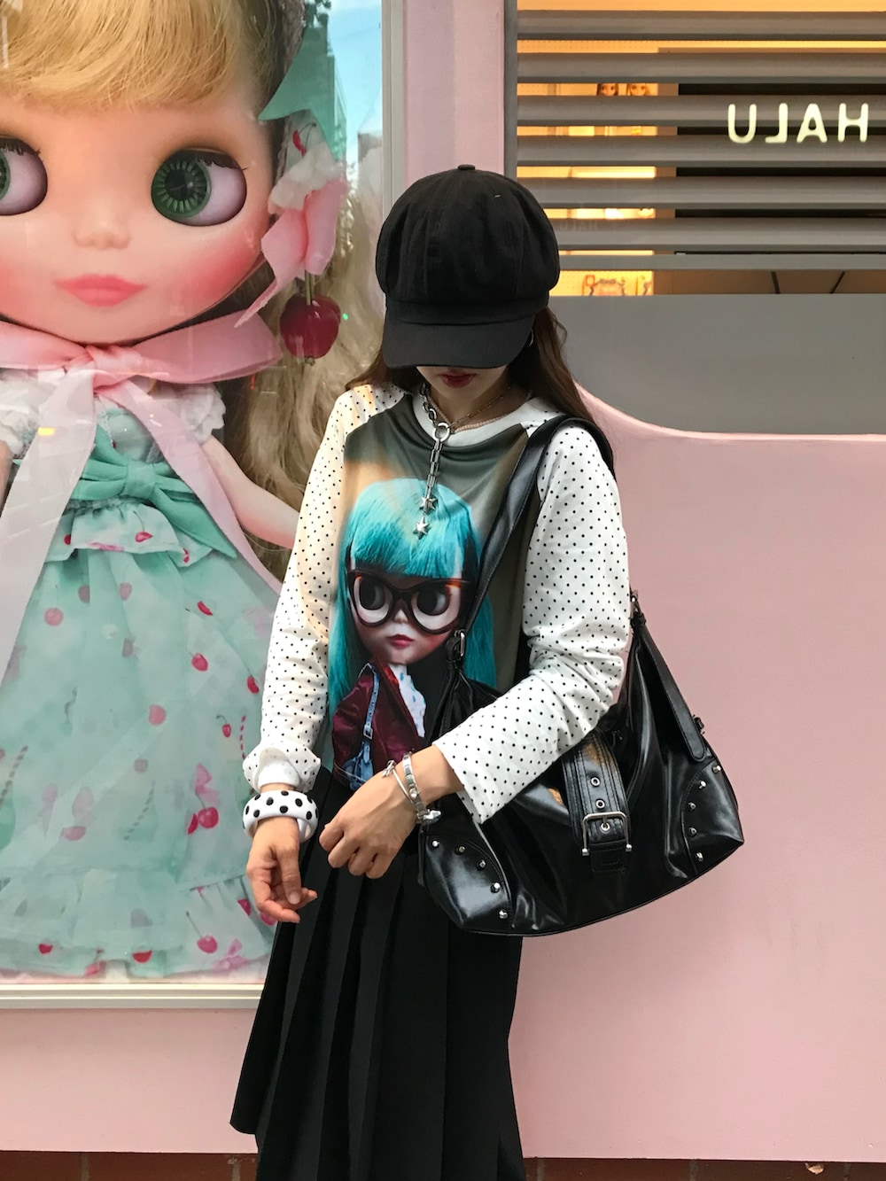 ホワイト系のTシャツ/カットソー、ブラック系のスカート、ブラック系のバッグを着用したレディースの秋コーディネートの3枚目の写真