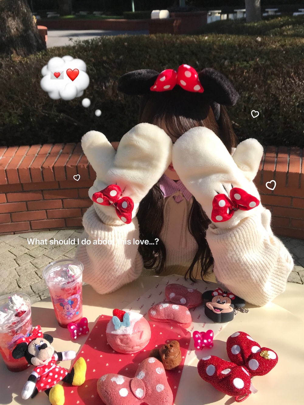 ブラウン系のブーツ、ホワイト系のニット/セーターを着用したレディースの冬コーディネートの2枚目の写真