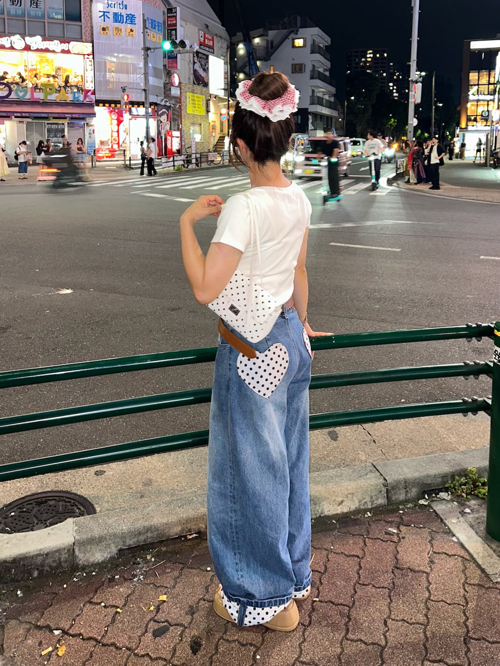 ホワイト系のTシャツ/カットソー、ブルー系のパンツ、ベージュ系のサンダルを着用したレディースの夏コーディネートの2枚目の写真