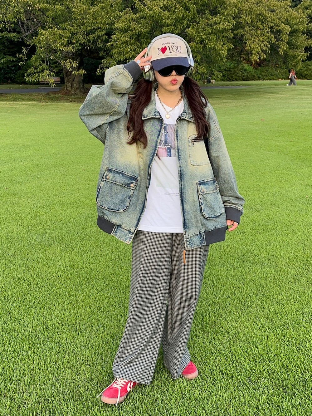 レッド系のスニーカー、ブルー系のブルゾン、ホワイト系のTシャツ/カットソーを着用したレディースの秋コーディネートの3枚目の写真