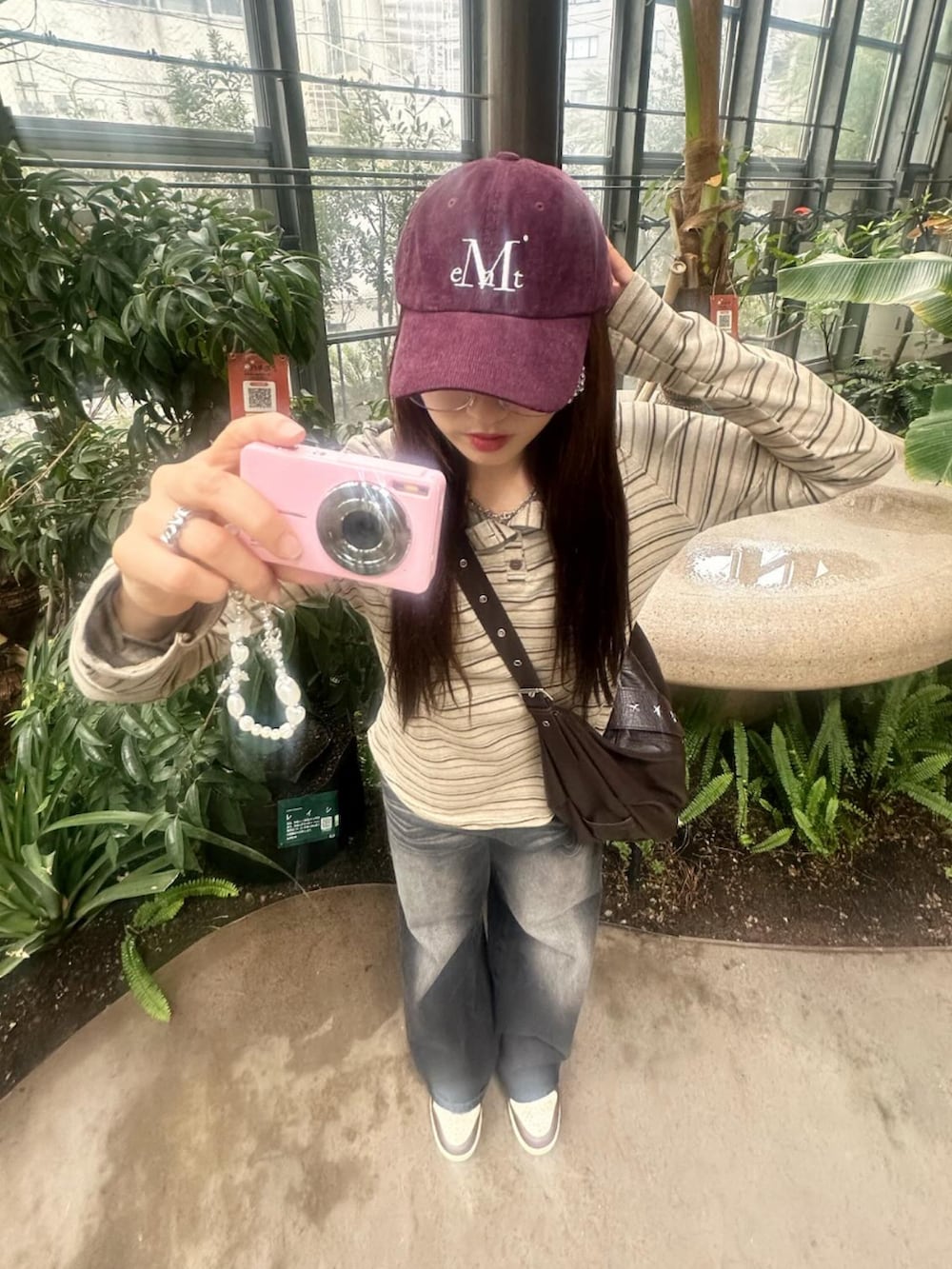 ブラック系のデニムパンツ、ホワイト系のスニーカーを着用したレディースの春コーディネートの2枚目の写真