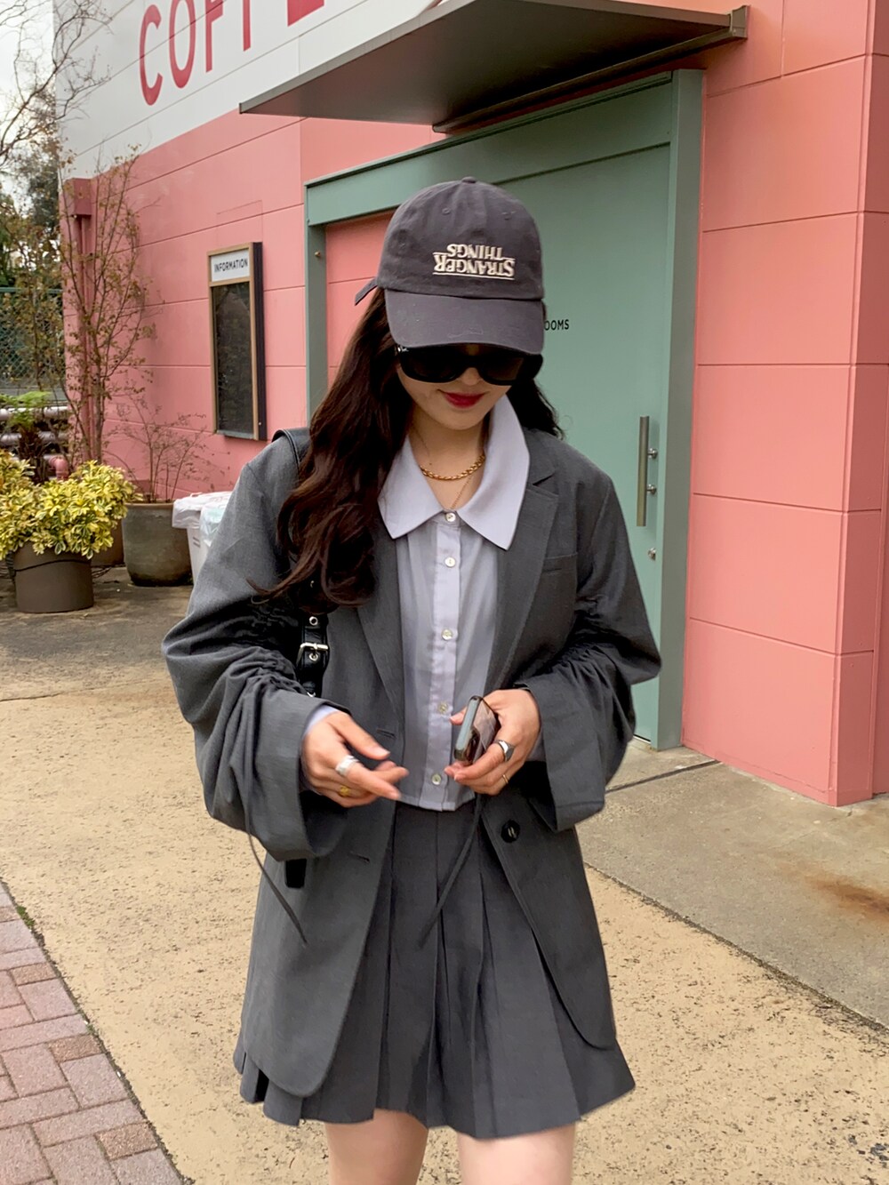 ブラック系のブーツ、グレー系のテーラードジャケット、グレー系のシャツ/ブラウスを着用したレディースの冬コーディネートの3枚目の写真