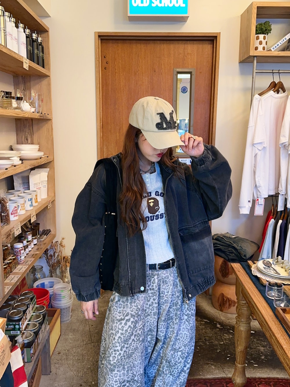 グレー系のTシャツ/カットソー、イエロー系のスニーカー、ホワイト系のパンツを着用したレディースの秋コーディネートの2枚目の写真