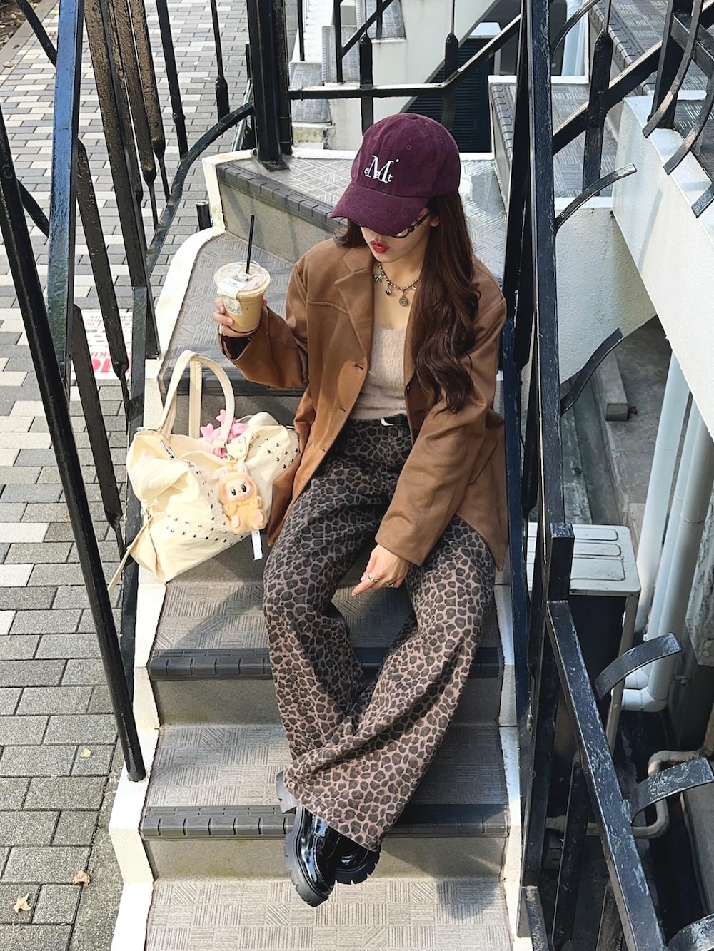 イエロー系のテーラードジャケット、ブラウン系のキャミソール、その他のパンツを着用したレディースの秋コーディネートの2枚目の写真