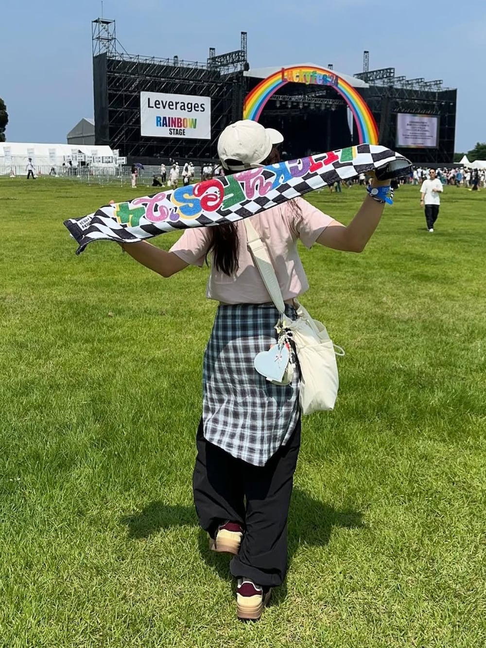 イエロー系のスニーカー、ブラック系のパンツ、ピンク系のトップスを着用したレディースの夏コーディネートの2枚目の写真