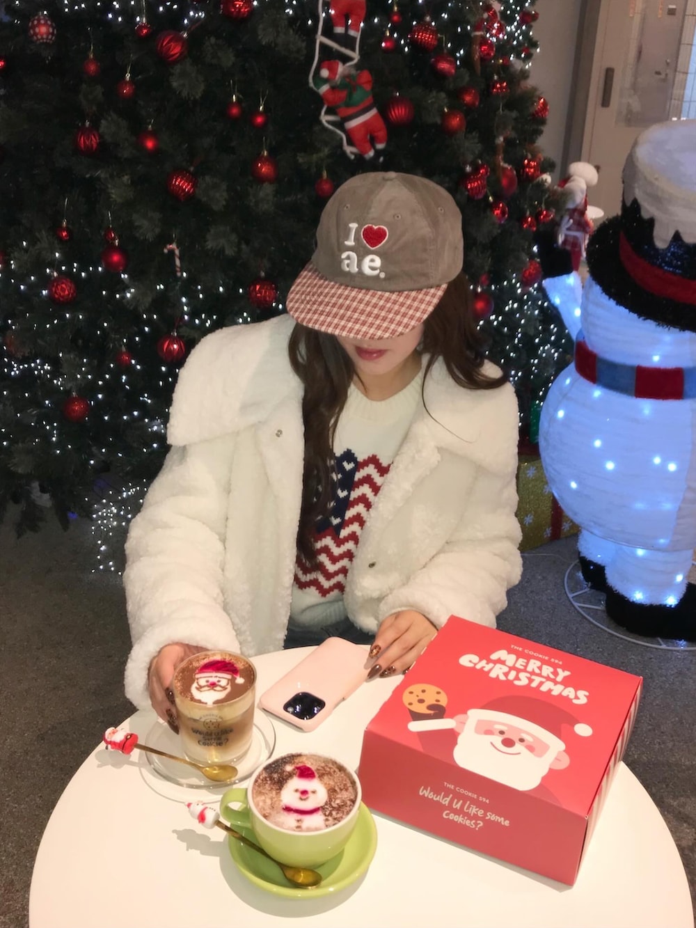ブルー系のデニムパンツ、ブラウン系のシューズ、ブラウン系のキャップを着用したレディースの秋コーディネートの2枚目の写真