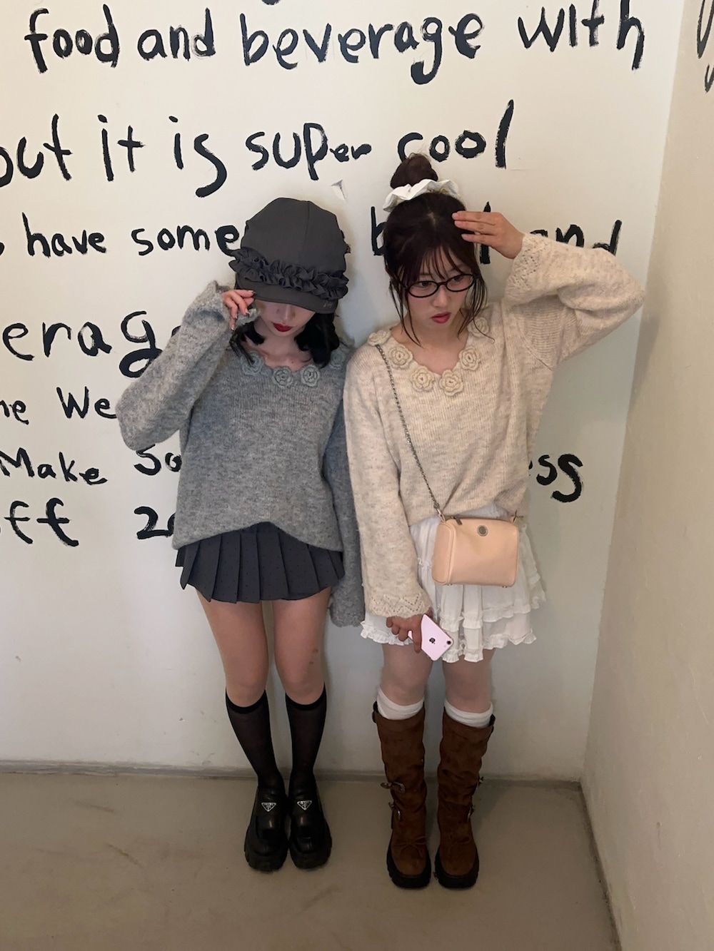 ブラウン系のブーツ、ベージュ系のトップス、ホワイト系のスカートを着用したレディースの春コーディネートの2枚目の写真