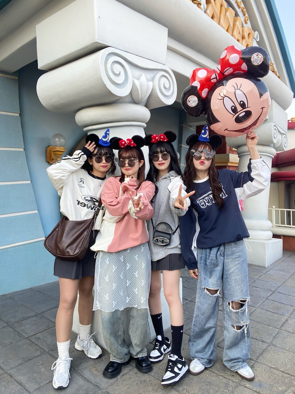 ホワイト系のスニーカー、ブルー系のトップス、ブルー系のデニムパンツを着用したレディースの秋コーディネートの3枚目の写真