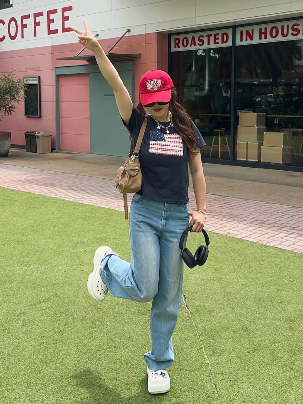 ホワイト系のサンダル、イエロー系のハンドバッグ、レッド系のキャップを着用したレディースの夏コーディネートの5枚目の写真