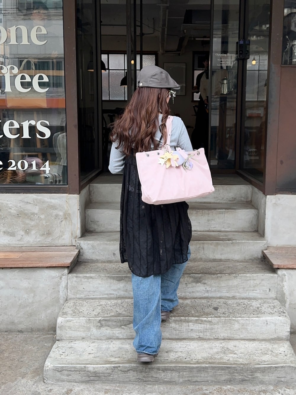 ブラウン系のローファー、ブラック系のワンピース/ドレス、ピンク系のバッグを着用したレディースの春コーディネートの3枚目の写真