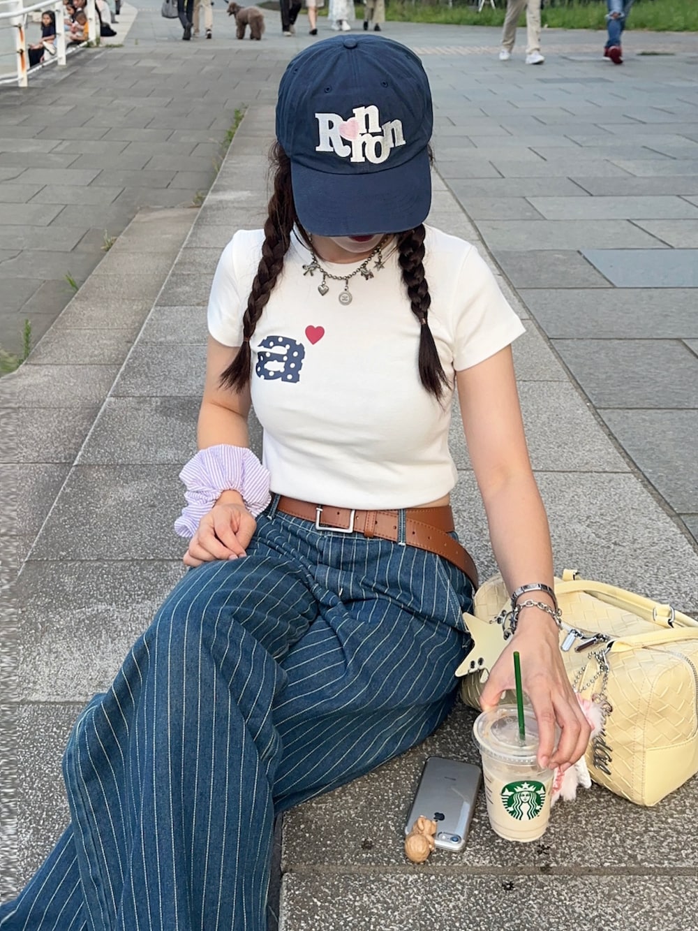 ホワイト系のTシャツ/カットソー、ホワイト系のサンダル、ブルー系のデニムパンツを着用したレディースの夏コーディネートの2枚目の写真