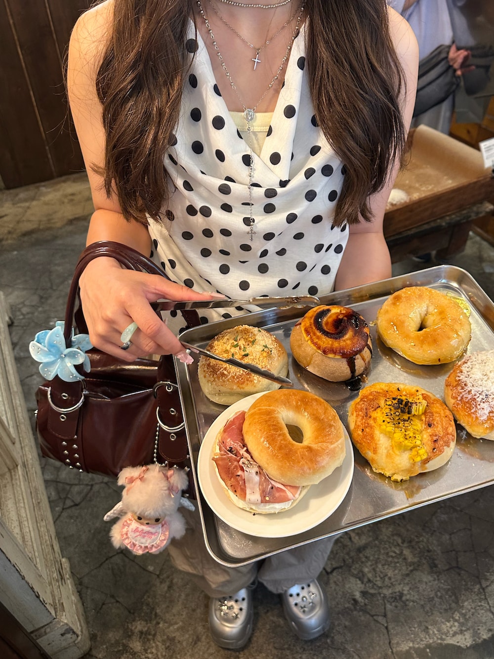 ベージュ系のその他パンツ、シルバー系のサンダル、ホワイト系のトップスを着用したレディースの夏コーディネートの2枚目の写真