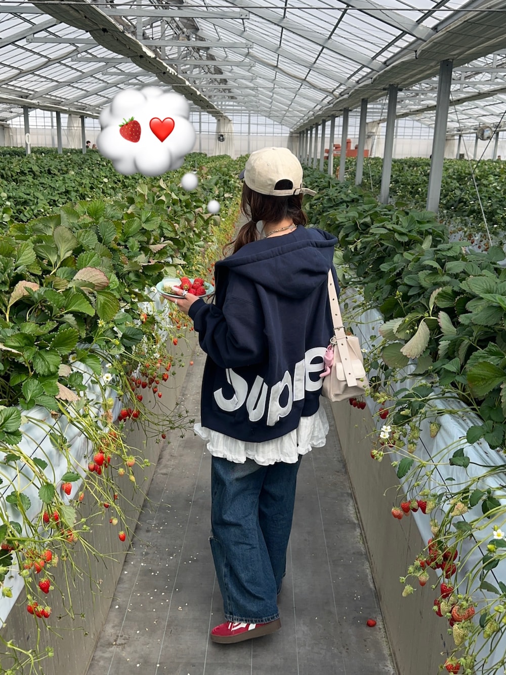 ブルー系のデニムパンツ、ブルー系のパーカー、ホワイト系のワンピース/ドレスを着用したレディースの春コーディネートの4枚目の写真