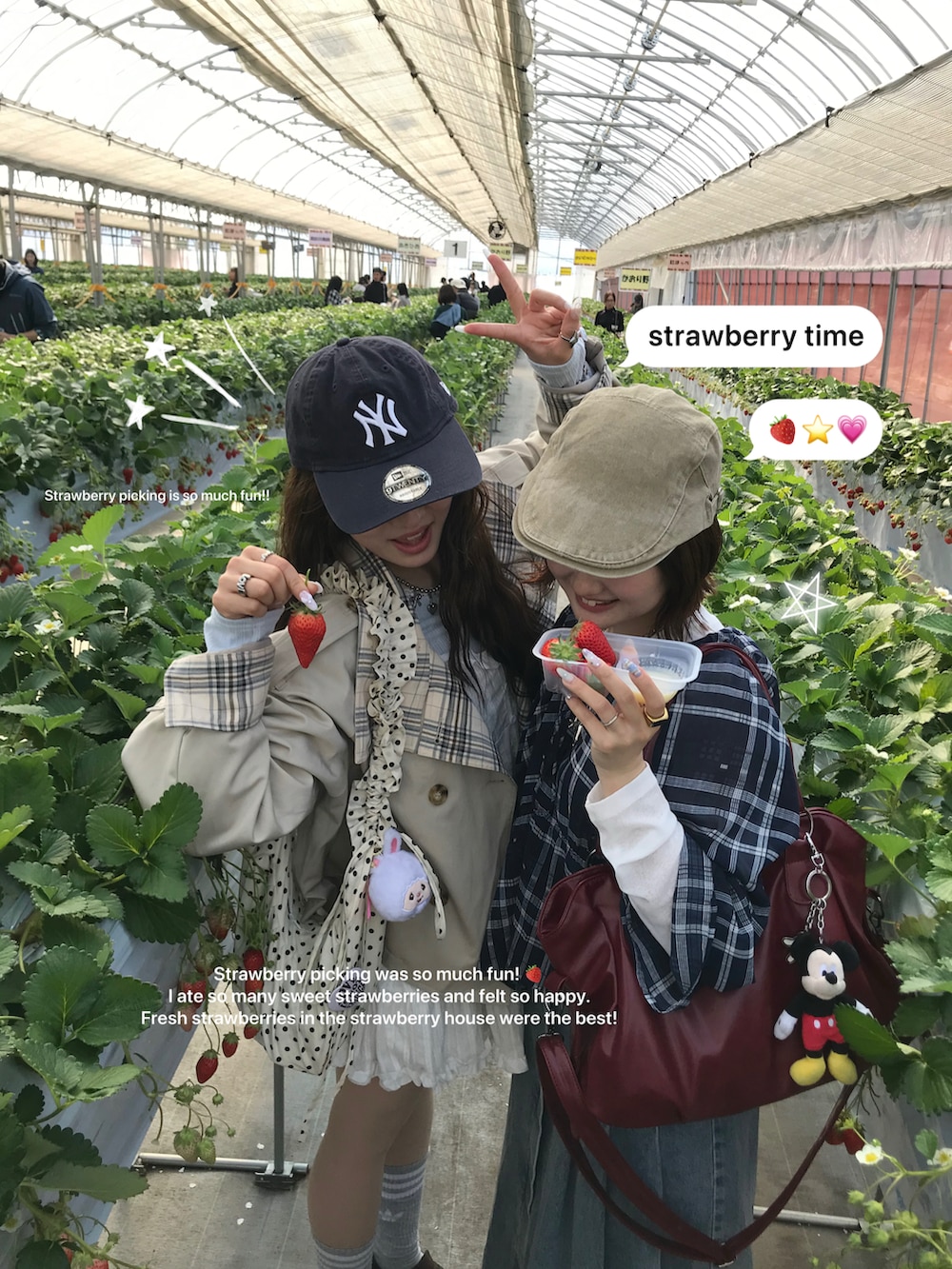 ベージュ系のブルゾン、ブラウン系のローファー、ホワイト系のワンピース/ドレスを着用したレディースの春コーディネートの3枚目の写真