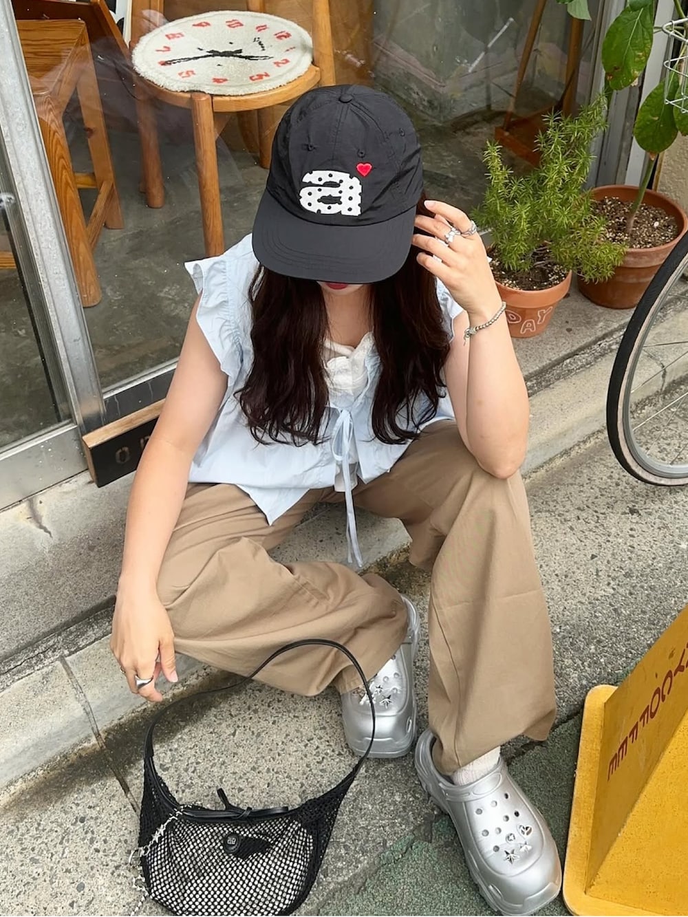 シルバー系のサンダル、ブルー系のシャツ/ブラウス、ベージュ系のチノパンツを着用したレディースの夏コーディネートの2枚目の写真