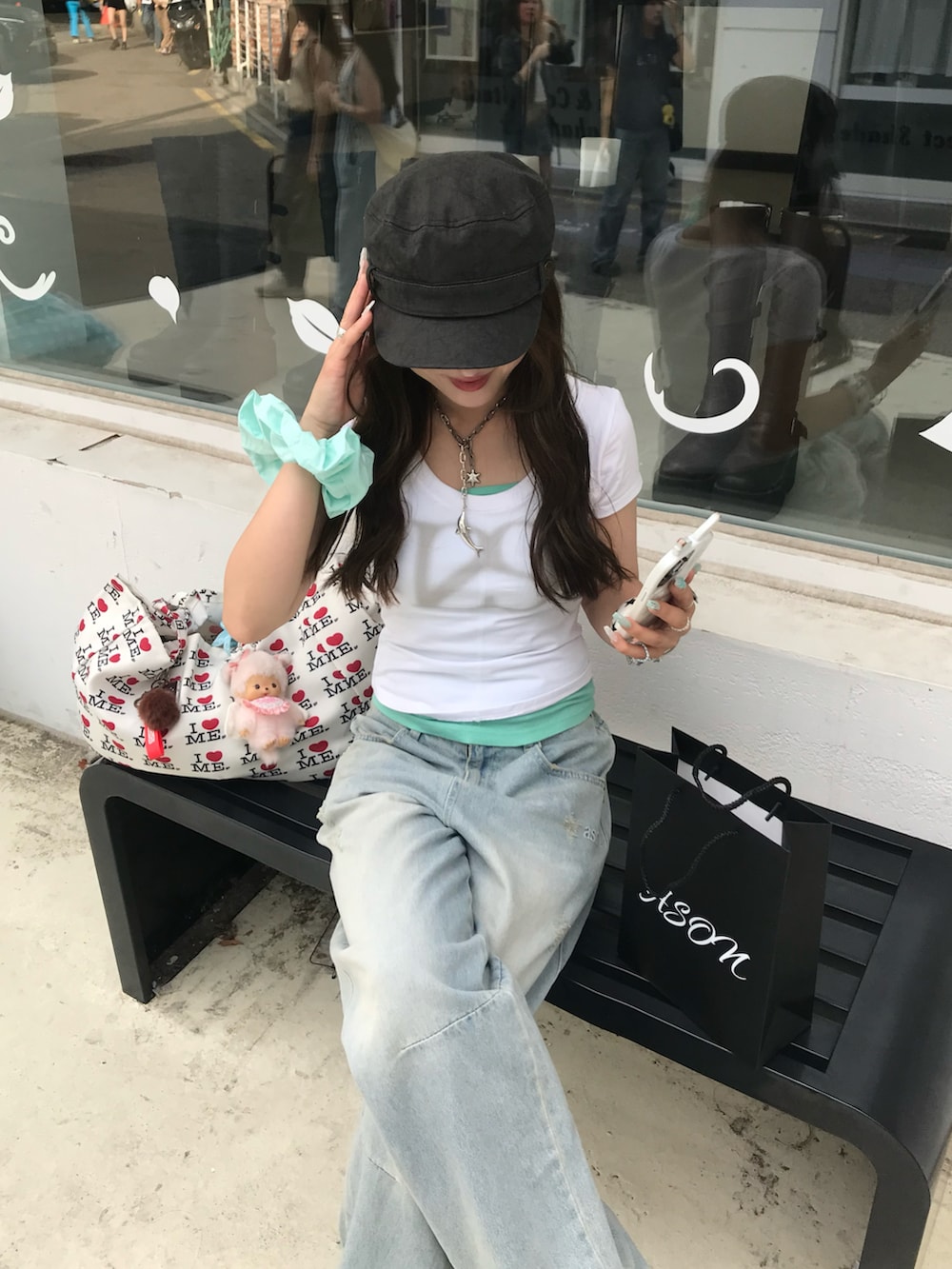 その他のデニムパンツ、その他のTシャツ/カットソーを着用したレディースの夏コーディネートの3枚目の写真