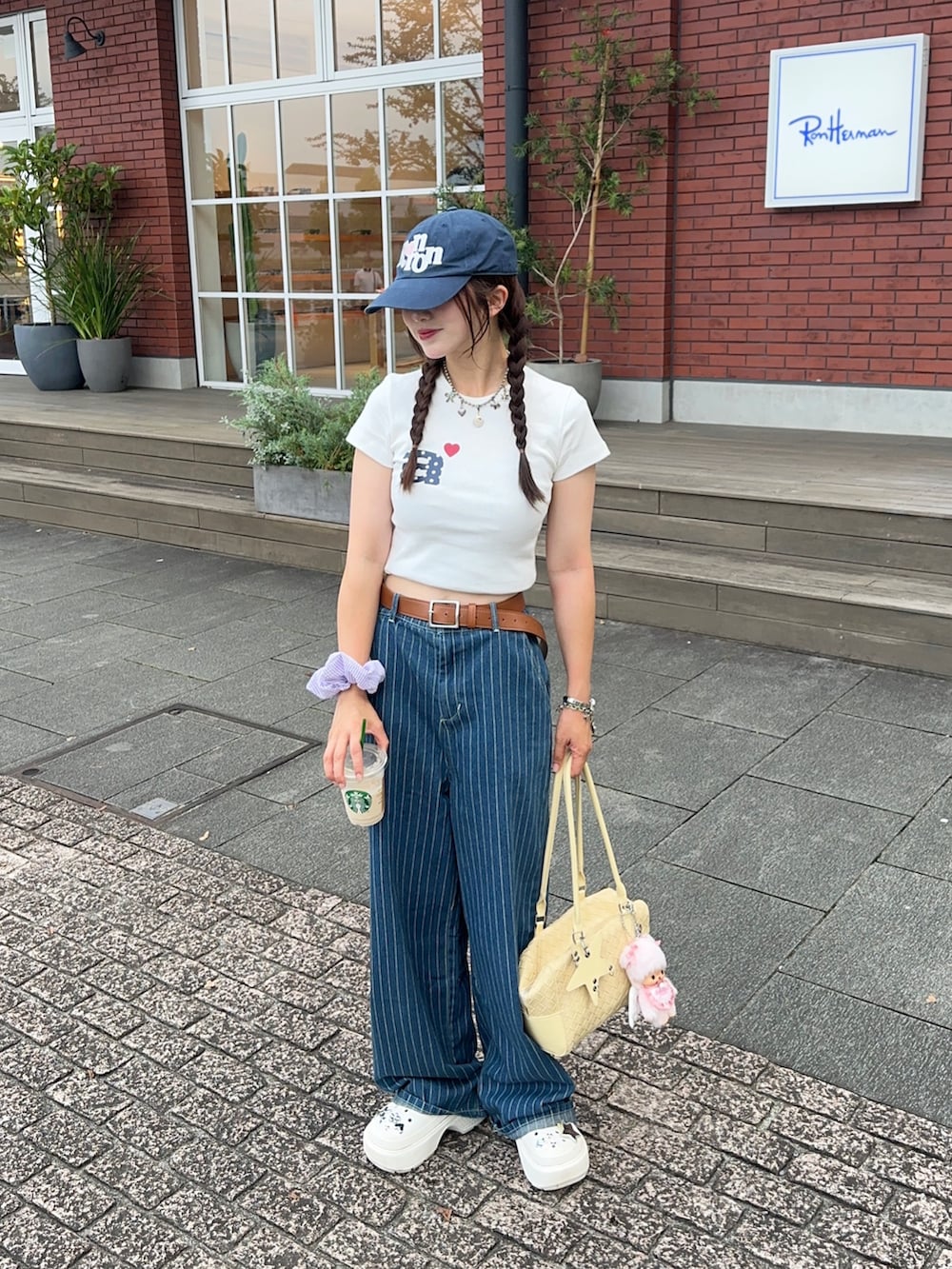 ホワイト系のTシャツ/カットソー、ホワイト系のサンダル、ブルー系のデニムパンツを着用したレディースの夏コーディネートの3枚目の写真