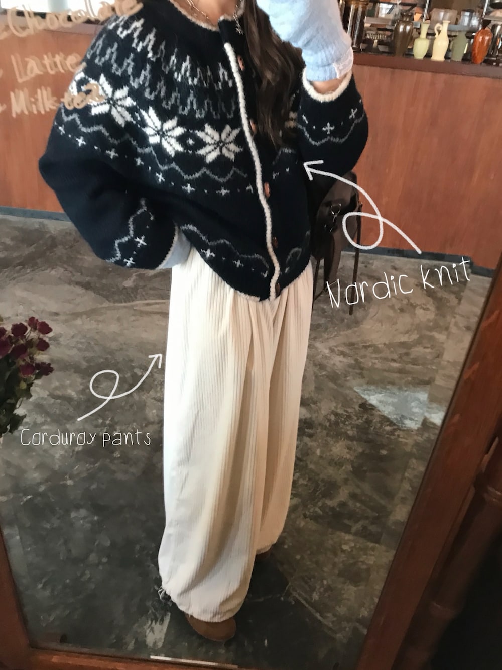 ブルー系のカーディガン/ボレロ、ホワイト系のパンツ、ホワイト系のニットキャップ/ビーニーを着用したレディースの冬コーディネートの2枚目の写真