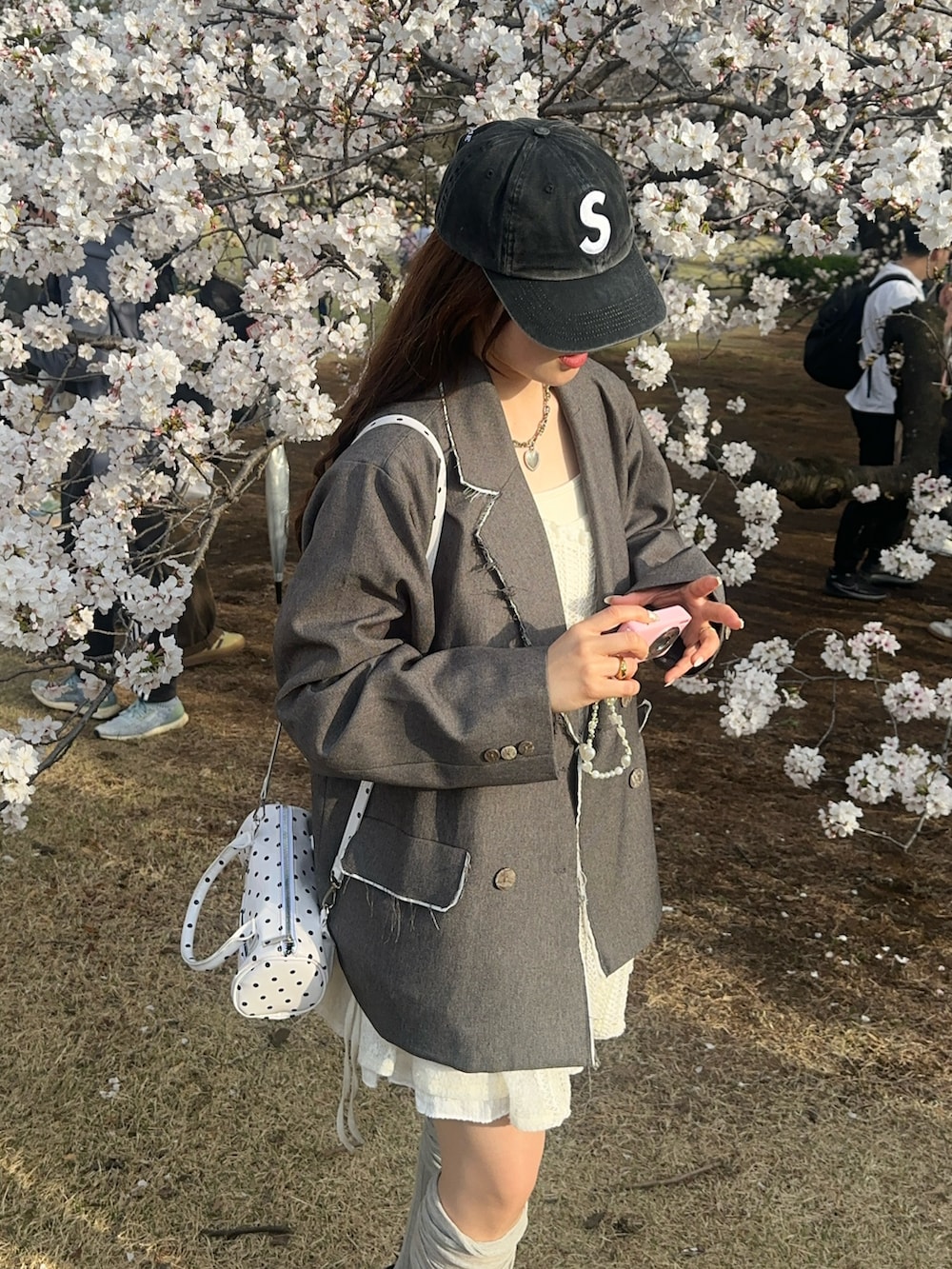 グレー系のテーラードジャケット、ブラック系のスニーカー、グレー系のソックス/靴下を着用したレディースの春コーディネートの5枚目の写真