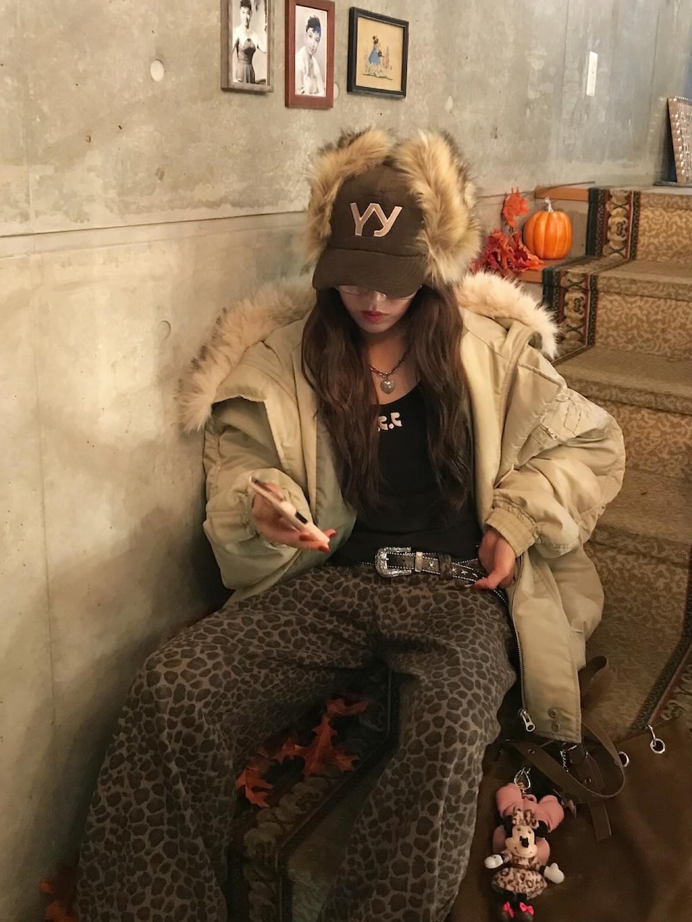 ホワイト系のブルゾン、ブラック系のTシャツ/カットソー、ブラウン系のパンツを着用したレディースの秋コーディネートの3枚目の写真