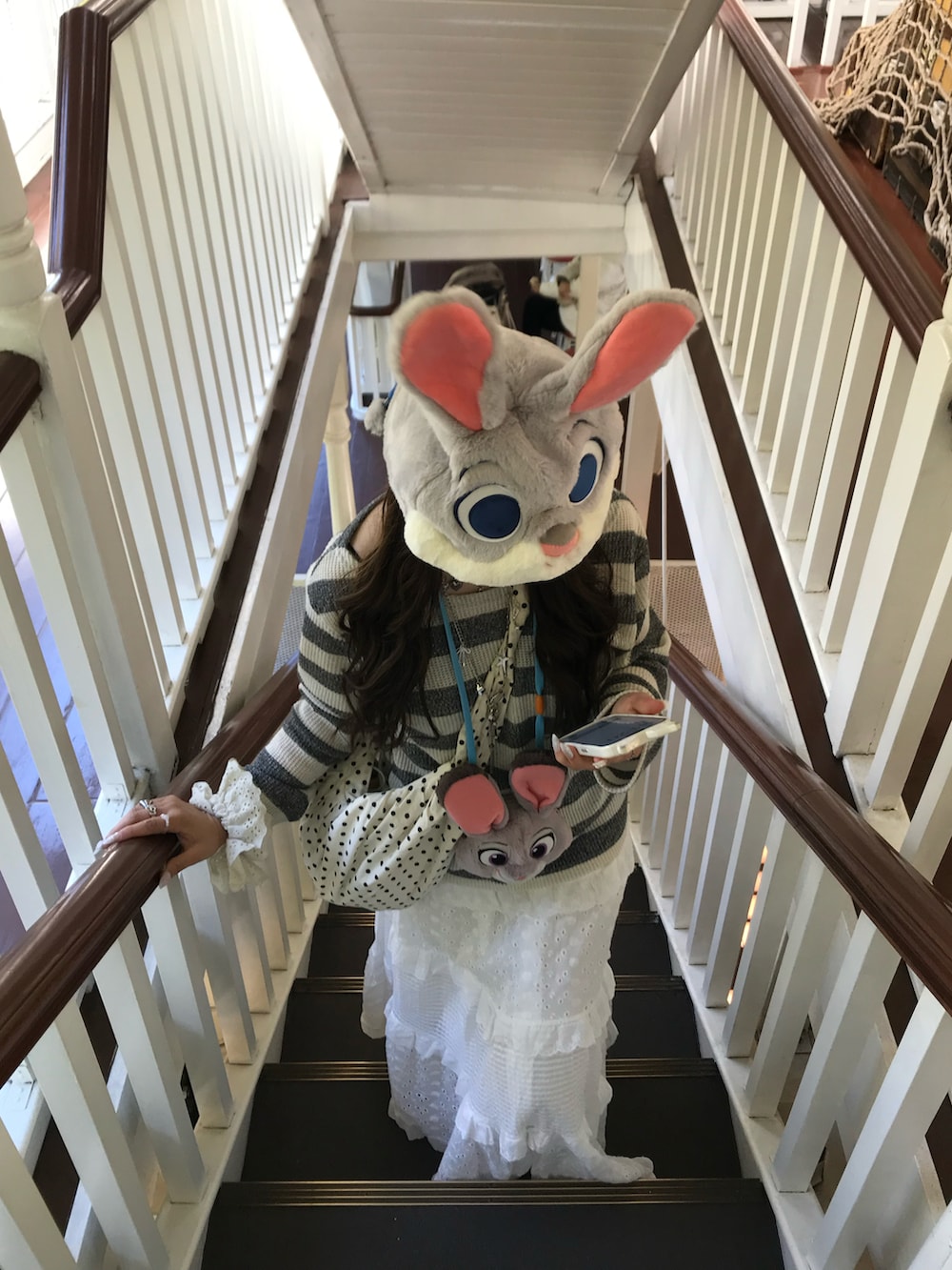 グレー系のデニムジャケット、グレー系のトップス、ホワイト系のスカートを着用したレディースの春コーディネートの3枚目の写真