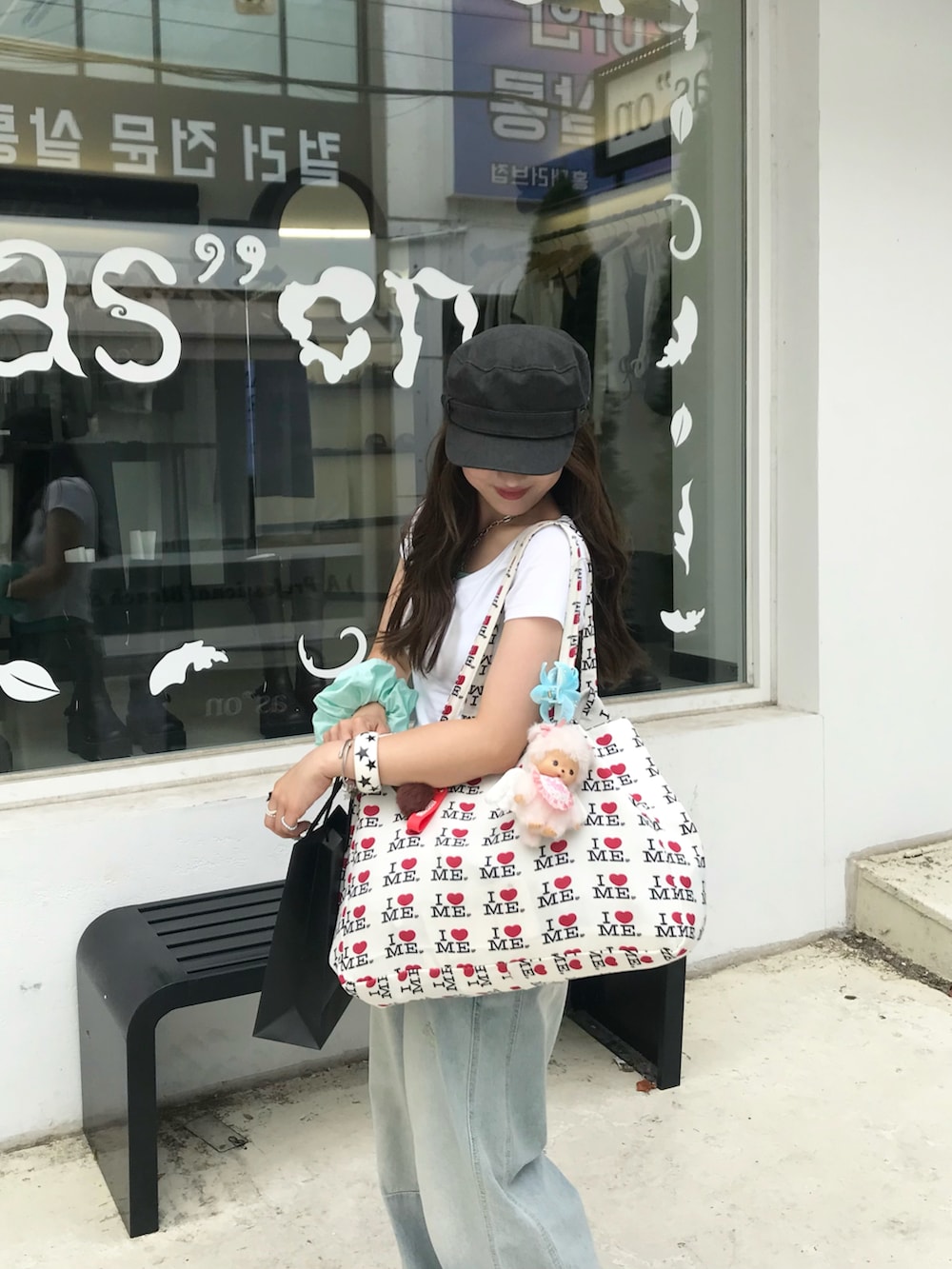 その他のデニムパンツ、その他のTシャツ/カットソーを着用したレディースの夏コーディネートの2枚目の写真