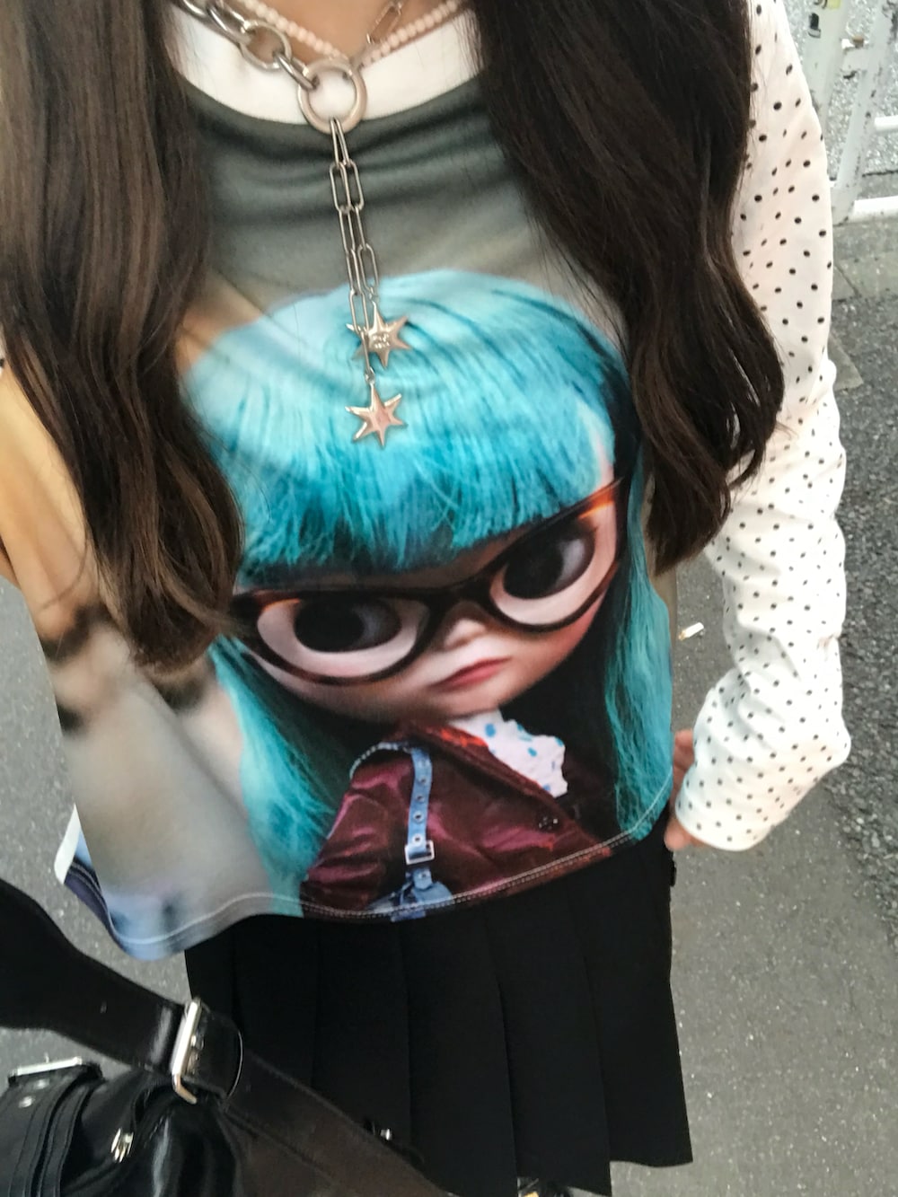 ホワイト系のTシャツ/カットソー、ブラック系のスカート、ブラック系のバッグを着用したレディースの秋コーディネートの2枚目の写真