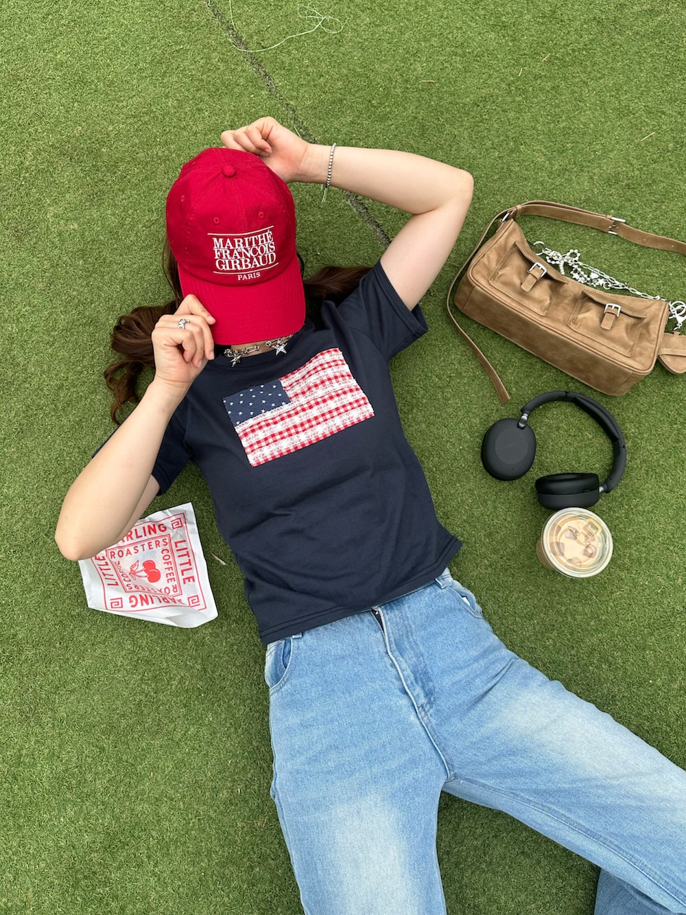 ホワイト系のサンダル、イエロー系のハンドバッグ、レッド系のキャップを着用したレディースの夏コーディネートの3枚目の写真