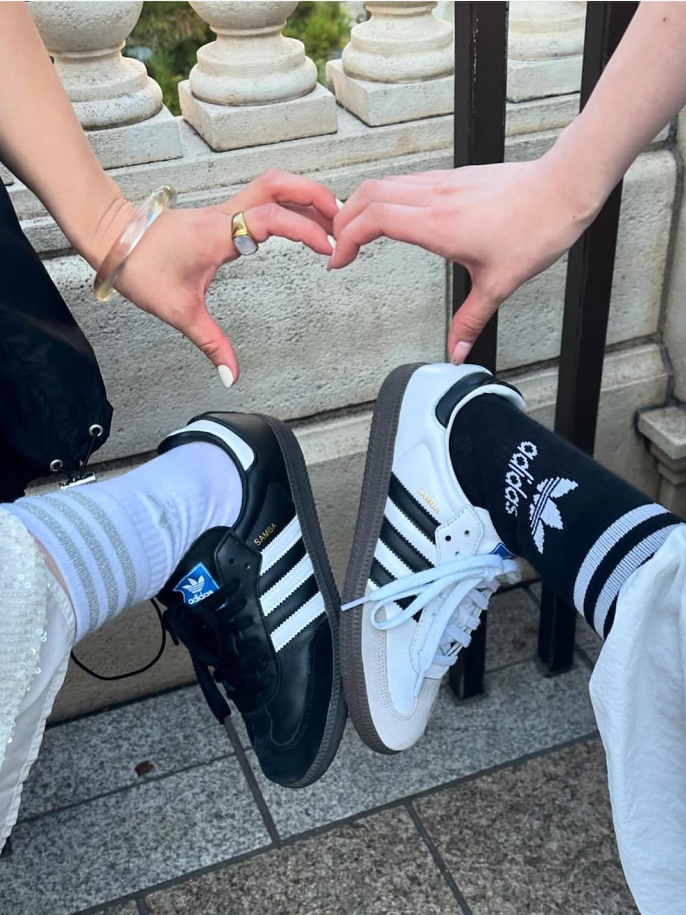 ホワイト系のタンクトップ、ブラック系のスニーカーを着用したレディースの夏コーディネートの4枚目の写真